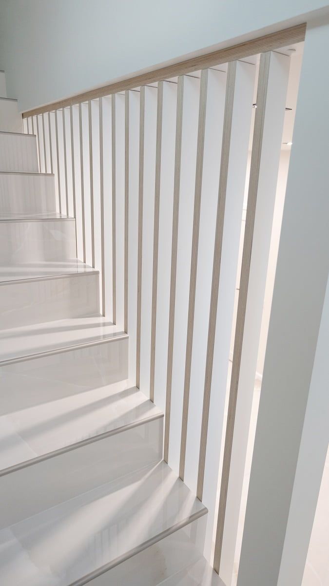 La luce dei faretti nell'ingresso è splendidamente filtrata attraverso la scala. © LedStore.fi